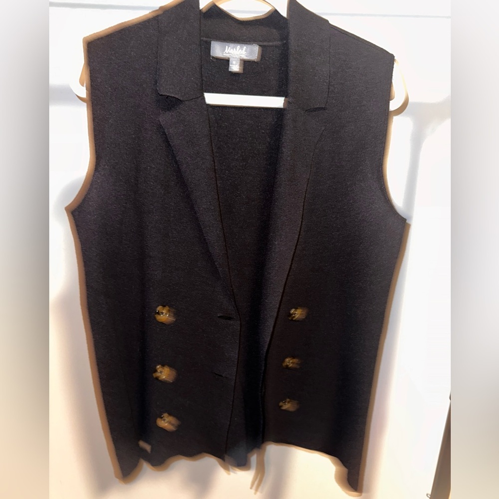 Marled Black Sleeveless Blazer Vest with Brown Buttons